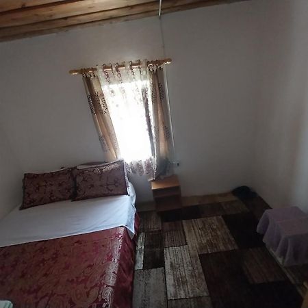 טת Guesthouse Dritan Tethorja מראה חיצוני תמונה