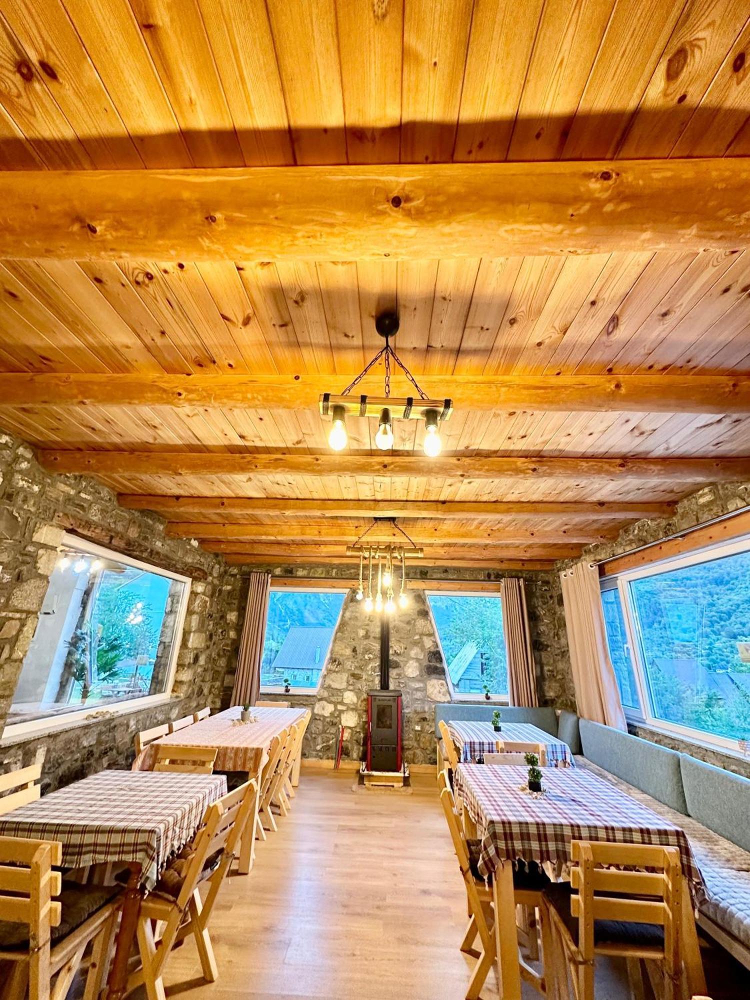 טת Guesthouse Dritan Tethorja מראה חיצוני תמונה